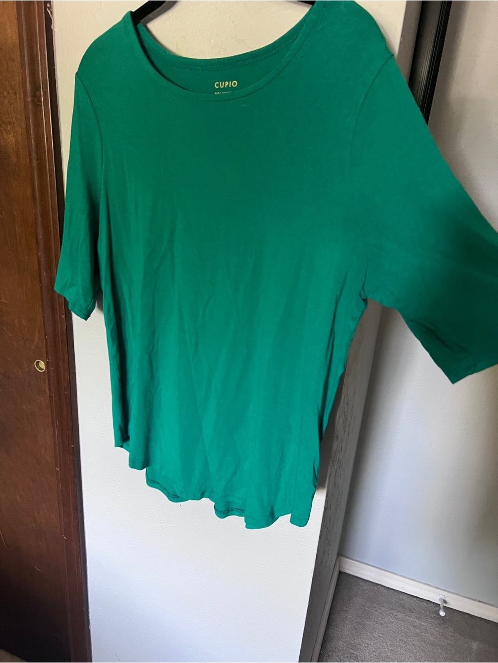 Cupio Women's Kelly Green Scoop Neck Tee